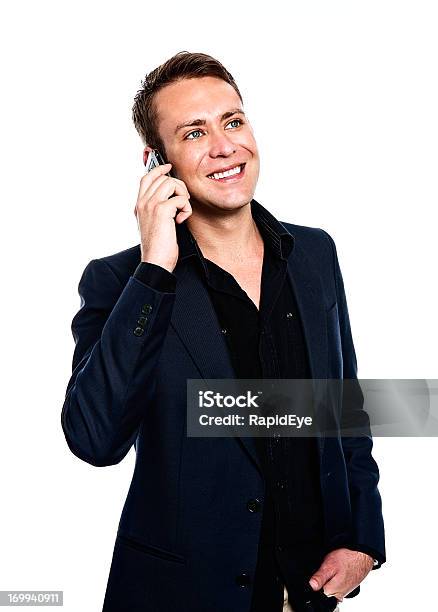 Przystojny Młody Biznesmen Rozmowy Na Telefon Komórkowy Uśmiech - zdjęcia stockowe i więcej obrazów 20-29 lat