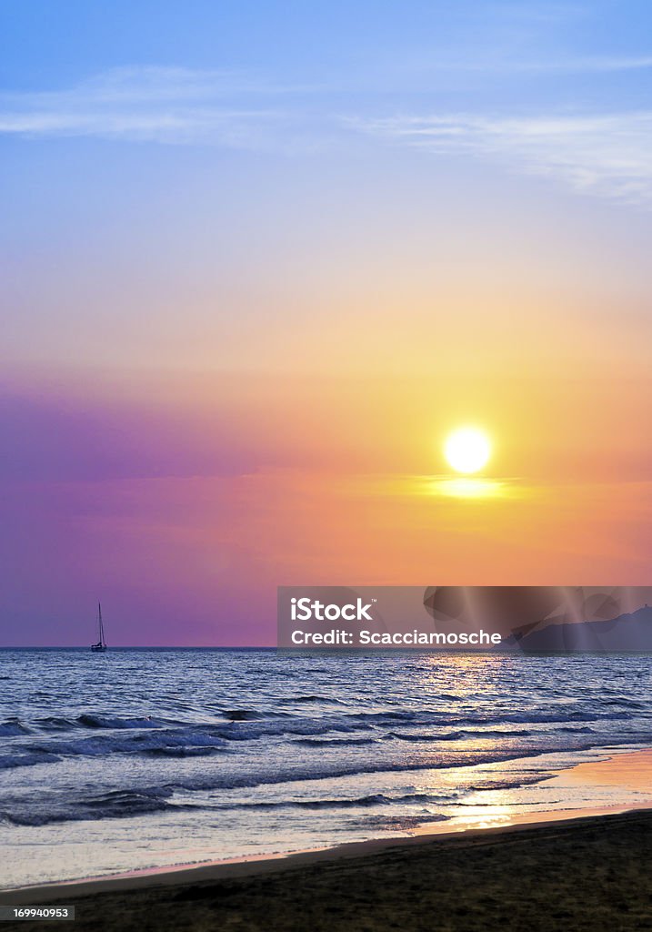 Colorida puesta de sol sobre el mar - Foto de stock de Azul libre de derechos