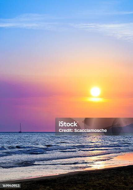 Colorida Puesta De Sol Sobre El Mar Foto de stock y más banco de imágenes de Azul - Azul, Mar, Velero