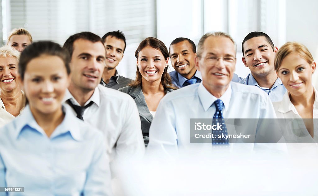 Groupe de professionnels diversifié souriant - Photo de Foule libre de droits