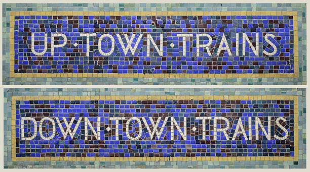 storico di piastrelle a mosaico di segni della metropolitana di new york city uptown/downtown si allena - subway station subway train new york city people foto e immagini stock