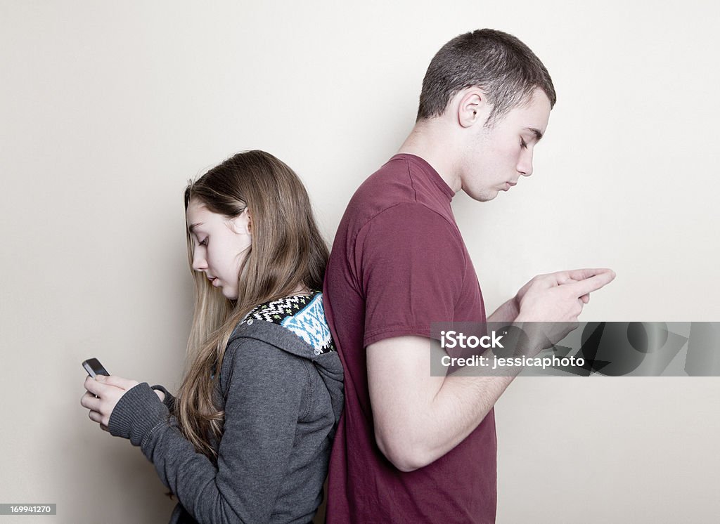 Ragazzo e ragazza messaggi di testo - Foto stock royalty-free di 14-15 anni