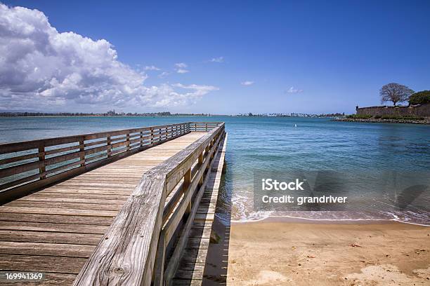 Pier En El Viejo San Juan Foto de stock y más banco de imágenes de Bahía - Bahía, Embarcadero, Simetría