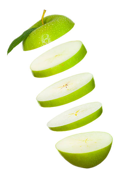 manzana verde cortadas en rodajas combinado de aire - isolated apple slices fotografías e imágenes de stock