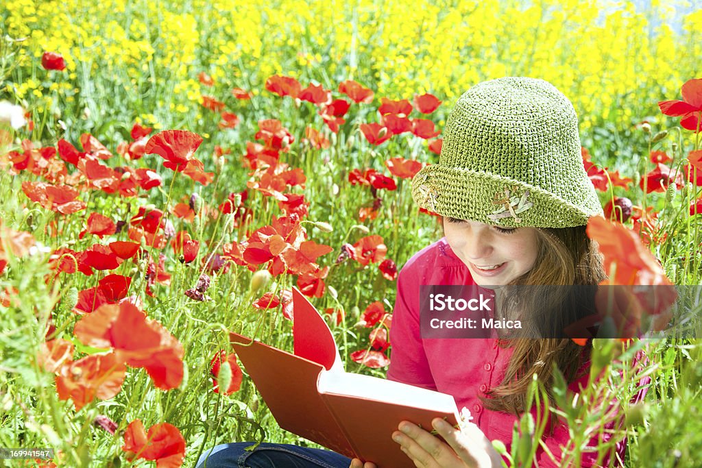 Kleines Mädchen lesen im Frühling - Lizenzfrei Buch Stock-Foto
