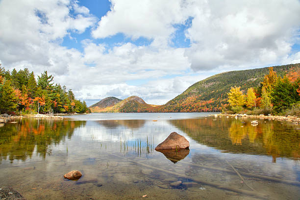 jordan pond e as bolhas, parque nacional de acadia - jordan imagens e fotografias de stock