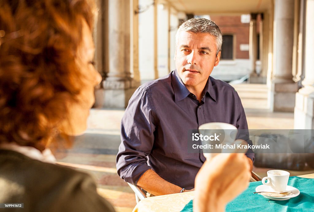 Coppia matura avendo espresson in italiano cafe - Foto stock royalty-free di Caffè - Bevanda