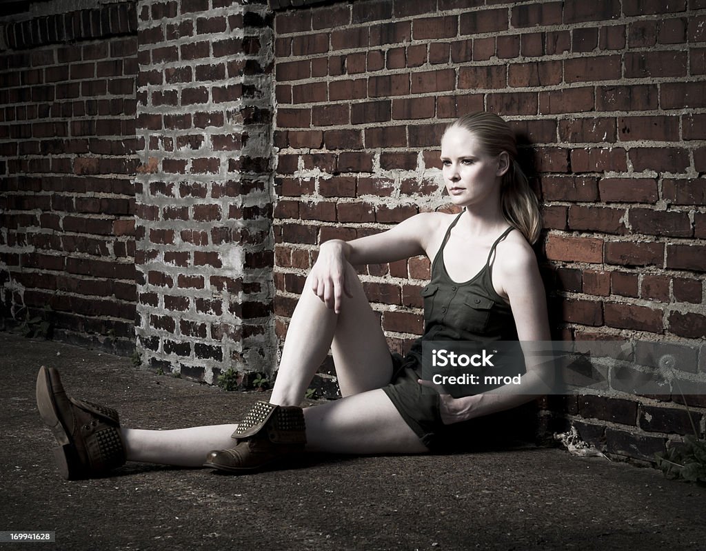 앉은 젊은 여자 대해 벽돌전 벽 - 로열티 프리 20-29세 스톡 사진