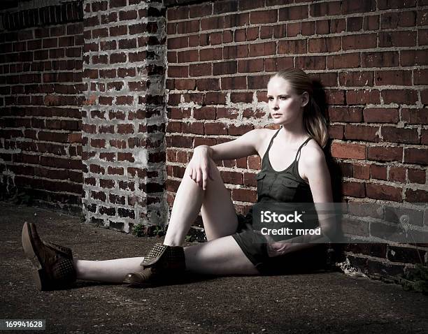 앉은 젊은 여자 대해 벽돌전 벽 20-29세에 대한 스톡 사진 및 기타 이미지 - 20-29세, 고독-부정적인 감정 표현, 금발 머리