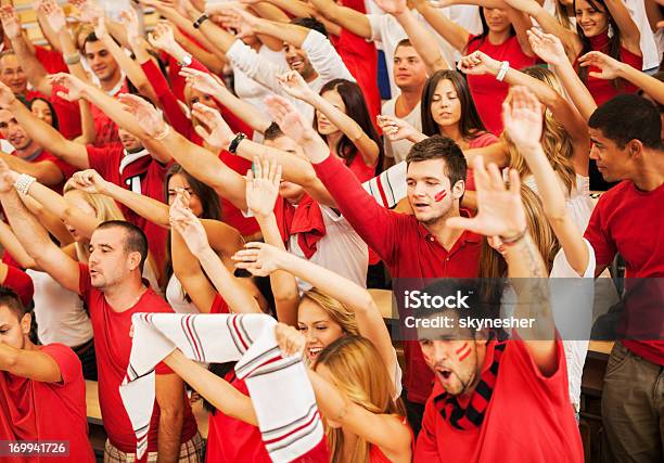 Gruppe Von Fans Die Jubeln Stockfoto und mehr Bilder von Fan - Fan, Fußball, Rot