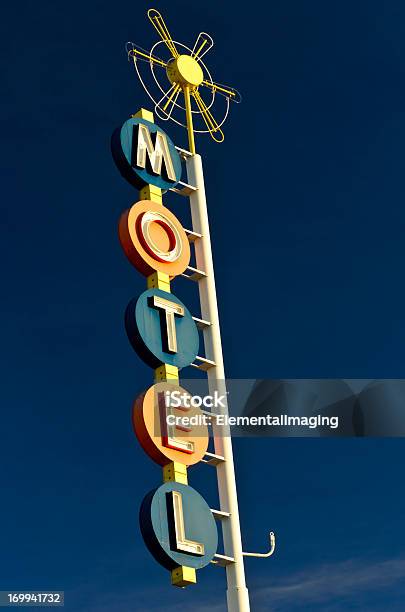 Route 66 Americana Classica Neon Insegna Di Motel - Fotografie stock e altre immagini di Route 66 - Route 66, Segnale, Motel