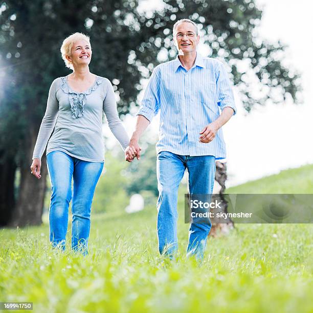 행복함 성숙한 커플입니다 걷기 필드에 2명에 대한 스톡 사진 및 기타 이미지 - 2명, 건강한 생활방식, 걷기