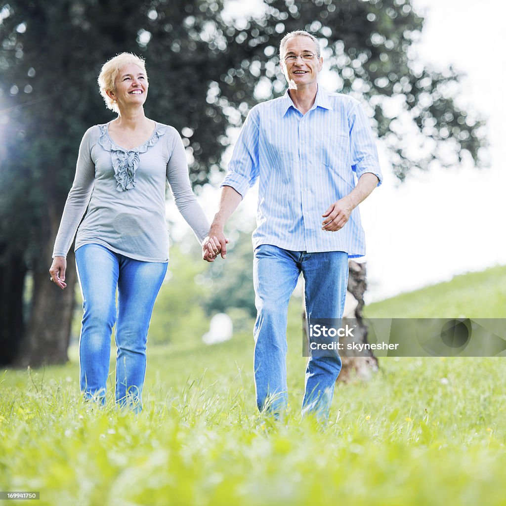 Feliz Casal caminhar no campo - Royalty-free Adulto Foto de stock