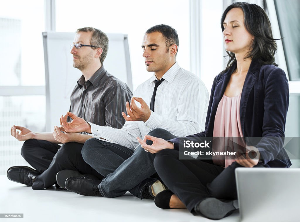 Erfolgreiche Geschäftsleute Meditieren im Büro. - Lizenzfrei Arbeiten Stock-Foto