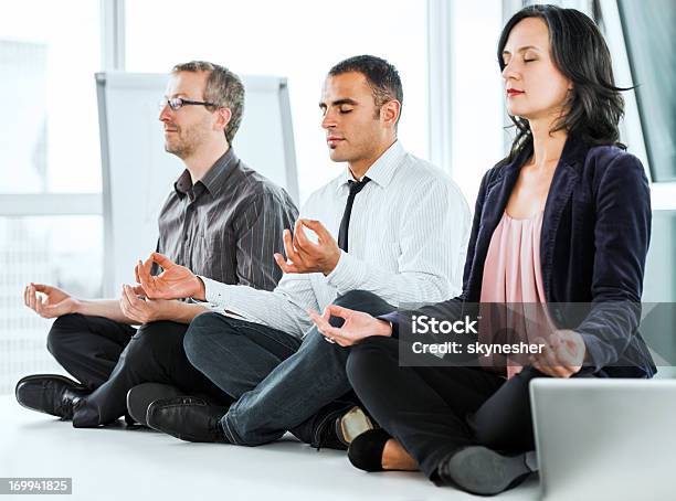 Erfolgreiche Geschäftsleute Meditieren Im Büro Stockfoto und mehr Bilder von Arbeiten - Arbeiten, Meditieren, Yoga