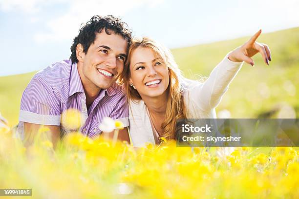 Alegre Casal Desfrutar Da Natureza - Fotografias de stock e mais imagens de Adolescente - Adolescente, Adolescência, Adulto