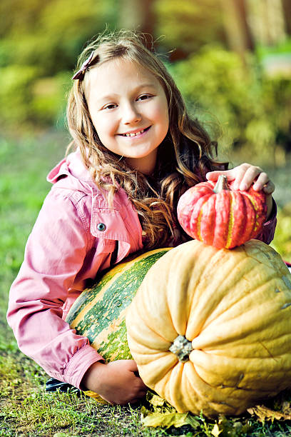 kleines mädchen mit kürbisse - pumpkin child little girls pumpkin patch stock-fotos und bilder