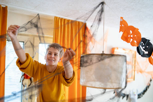 istock Decorating the home for halloween 1699425378