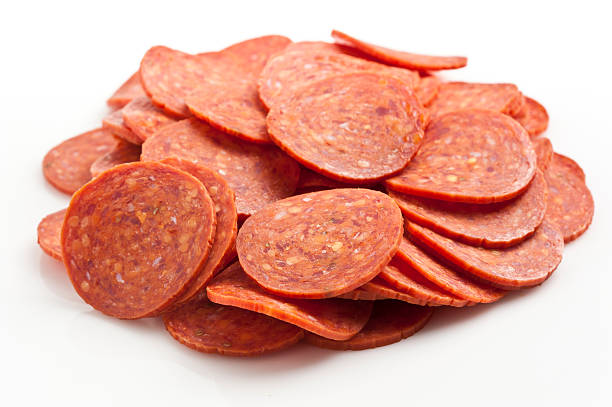 pila de pepperoni - salami fotografías e imágenes de stock