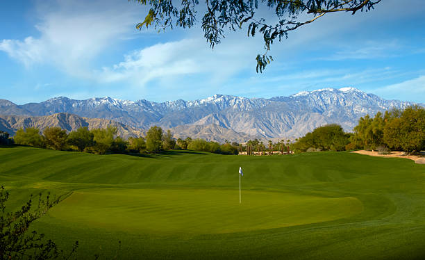 ゴルフコースのグリーン - lawn desert golf california ストックフォトと画像