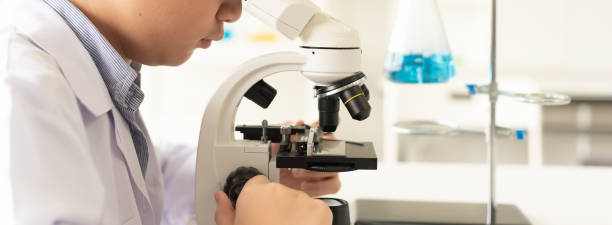 дети ученого изучают биологию и химию в лаборатории. концепция обучения stem-образованию. азиатский школьник использует микроскоп в лаборат� - chemistry chemistry class technician student стоковые фото и изображения
