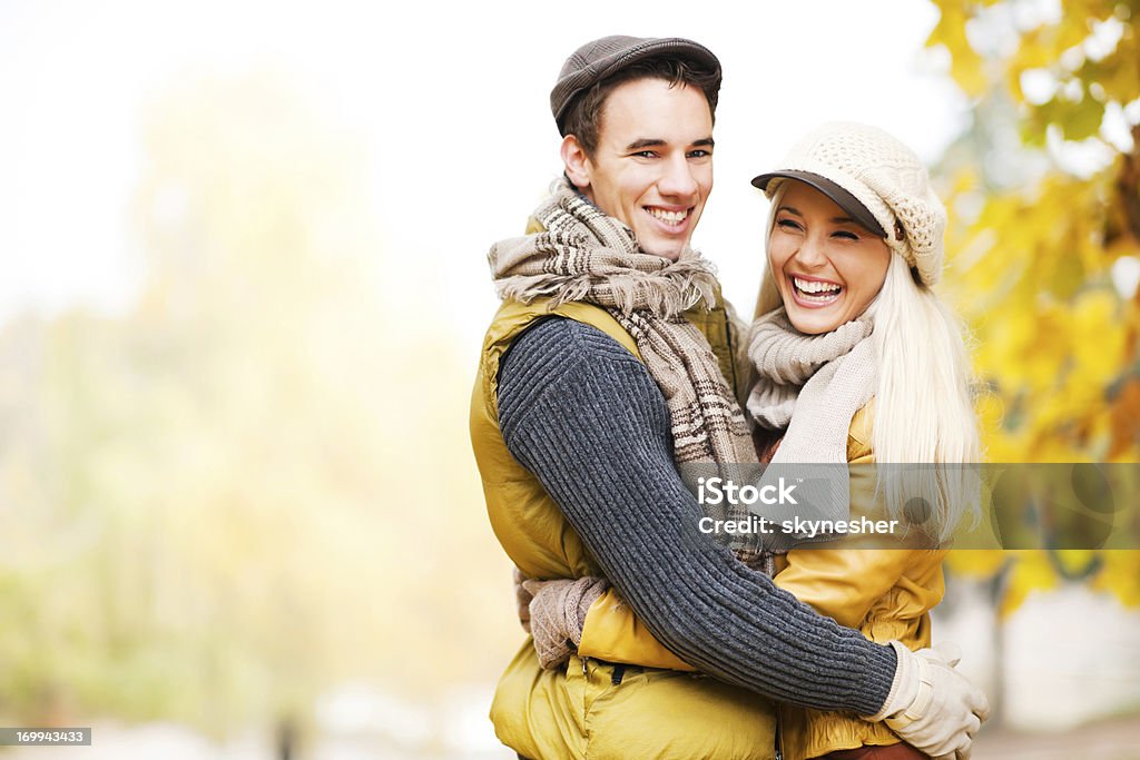 Beau adopté couple dans le parc - Photo de Adulte libre de droits