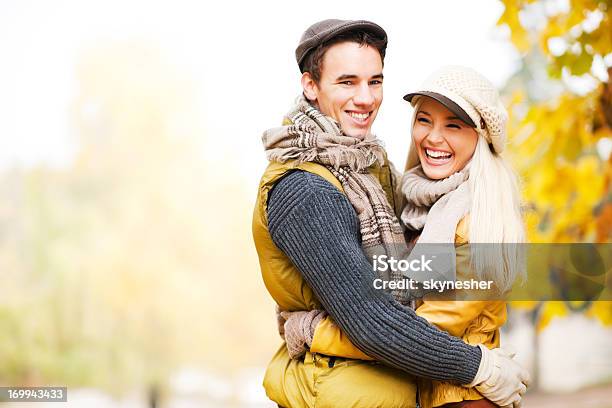 Photo libre de droit de Beau Adopté Couple Dans Le Parc banque d'images et plus d'images libres de droit de Adulte - Adulte, Amour, Arbre