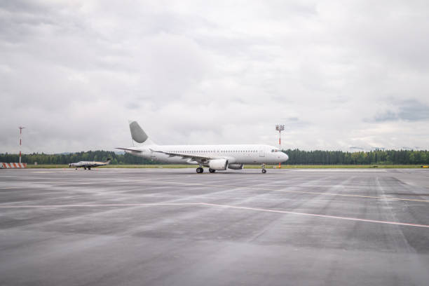 avión comercial blanco listo para partir - depart fotografías e imágenes de stock