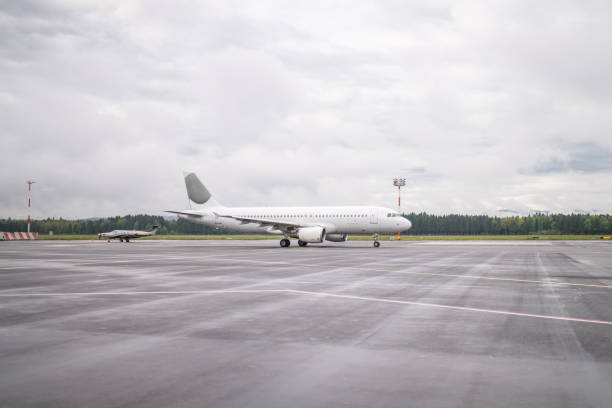 white commercial plane ready to depart - depart imagens e fotografias de stock