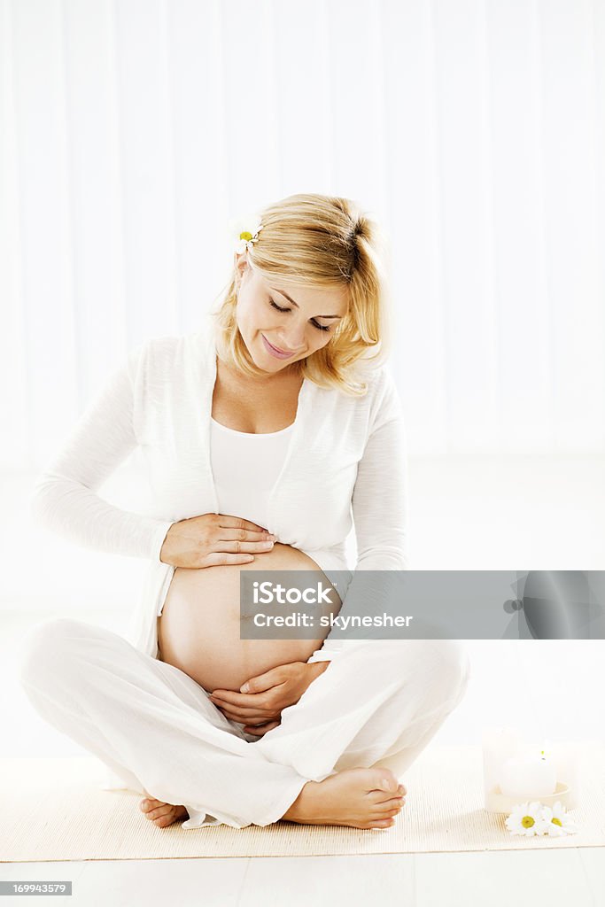 妊娠中の女性のフロアーをご用意しています。 - 妊娠のロイヤリティフリーストックフォト
