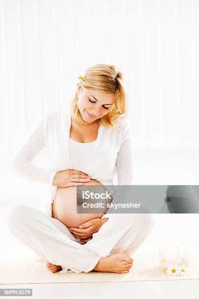 妊娠中の女性のフロアーをご用意しています - 妊娠のストックフォトや画像を多数ご用意 - 妊娠, マッサージする, エステティックサロン