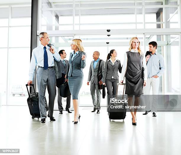 Foto de Viagens De Negócios e mais fotos de stock de Aeroporto - Aeroporto, Andar, Pessoa de negócios