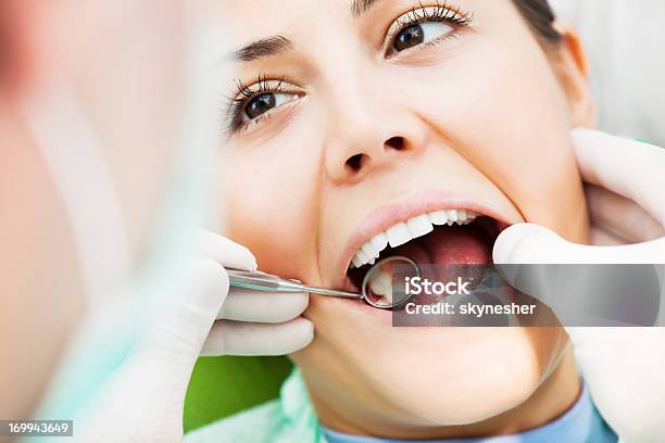 Presso Il Dentista - Fotografie stock e altre immagini di Dentista - Dentista, Esaminare, Paziente