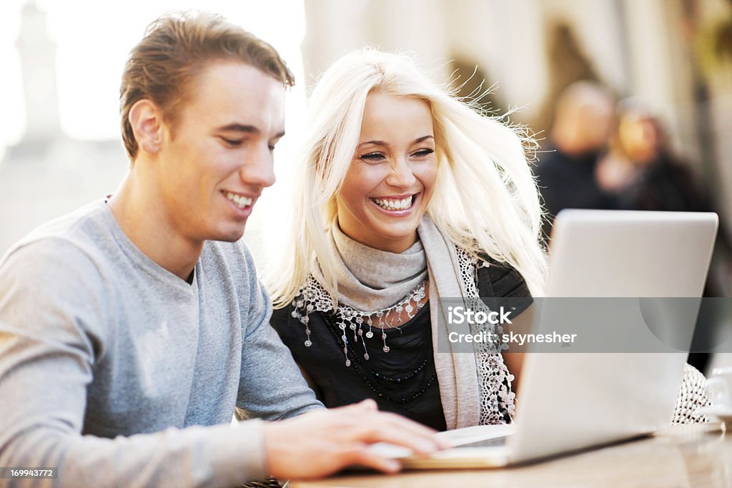 Schönes Paar, sitzen in einem Café und laptop benutzen. - Lizenzfrei Blondes Haar Stock-Foto