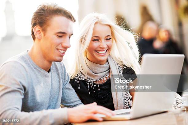 Schönes Paar Sitzen In Einem Café Und Laptop Benutzen Stockfoto und mehr Bilder von Blondes Haar
