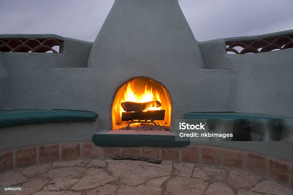 Fuego de chimenea Kiva (al aire libre) al atardecer - Foto de stock de Chimenea - Construcción para calentarse libre de derechos