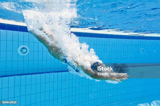 Foto de Piscina De Mergulho e mais fotos de stock de Esparramar líquido - Esparramar líquido, Piscina, Adulto