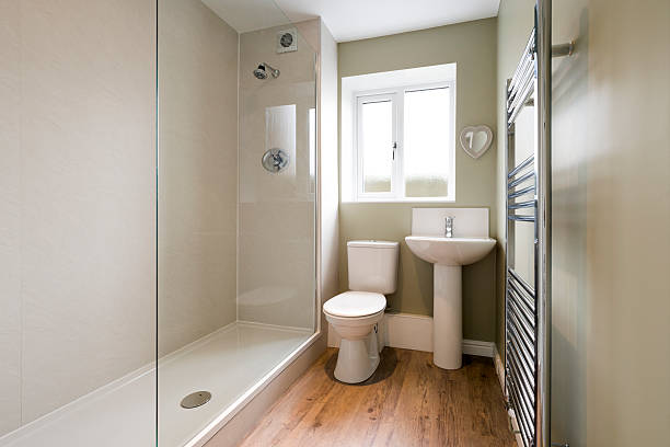モダンな小型のバスルーム - bathroom sink window bathroom house スト��ックフォトと画像