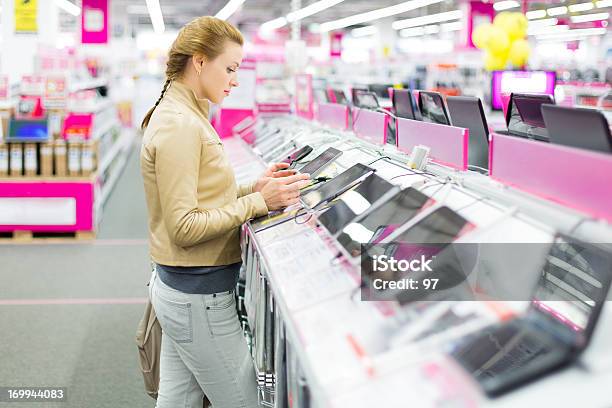 Mujer Compra Una Tableta Digital Foto de stock y más banco de imágenes de Tienda - Lugar de comercio - Tienda - Lugar de comercio, Tienda de electrónica, Electrónica