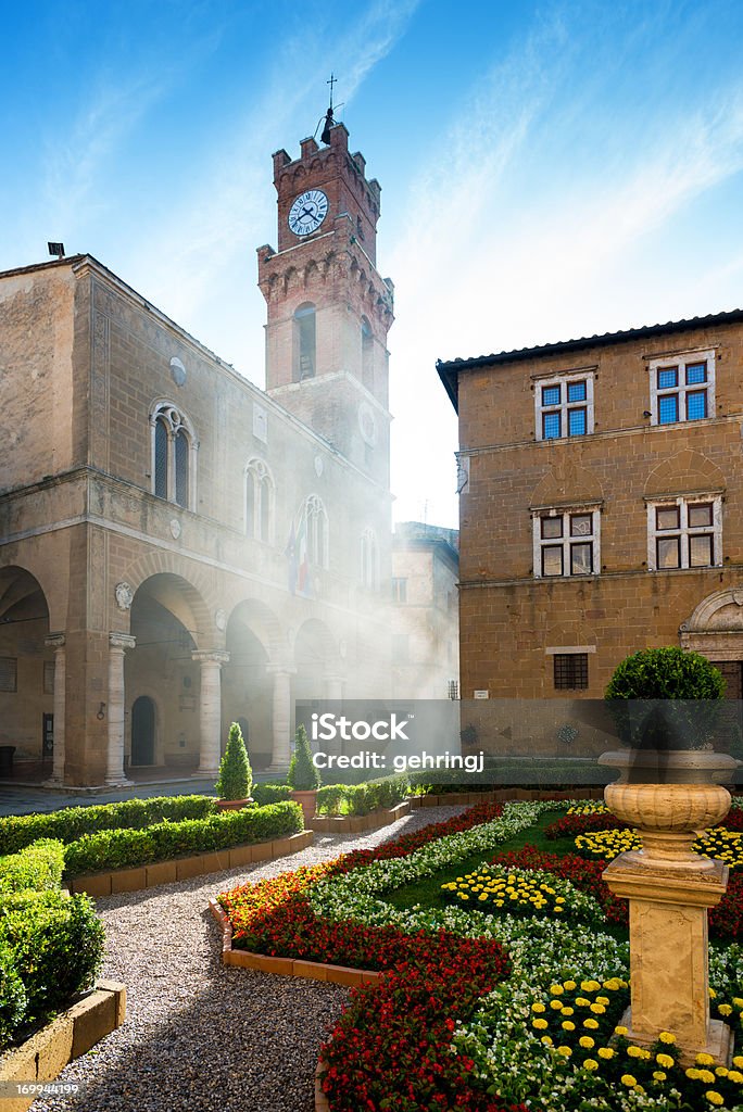 Centro histórico de Pienza en la niebla de la mañana. - Foto de stock de Aire libre libre de derechos