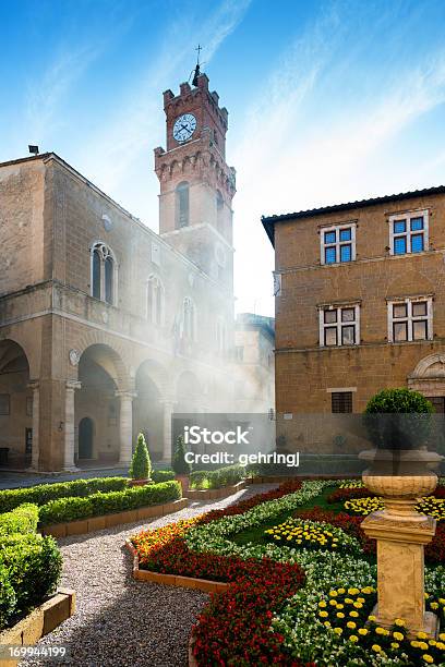 Centro Histórico De Pienza En La Niebla De La Mañana Foto de stock y más banco de imágenes de Aire libre