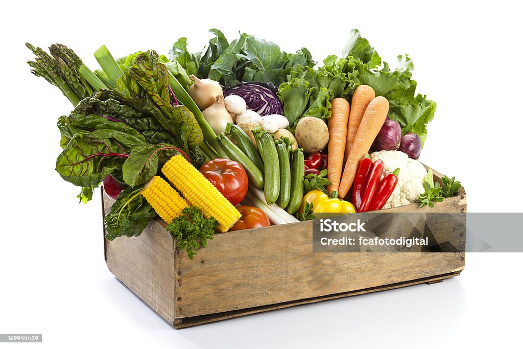 Caixa preenchida com variedade de legumes orgânicos em pano de fundo branco - Royalty-free Legumes Foto de stock