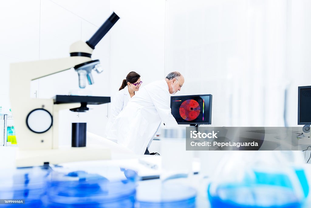 Cientistas no trabalho em laboratório de análise - Foto de stock de 40-44 anos royalty-free