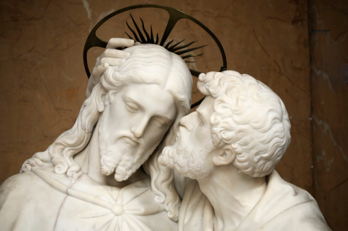 The statue sculpted by Ignazio Jacometti (1854) represents Judas kissing Jesus Christ as a sign of betrayal.