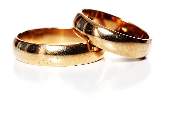 zwei goldene hochzeit ringe, isoliert auf weiss - jewelry gold old ring stock-fotos und bilder
