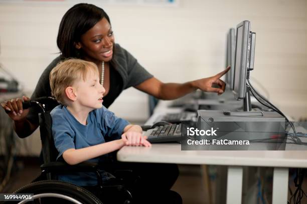 Foto de Computadores e mais fotos de stock de 12-13 Anos - 12-13 Anos, Afro-americano, Aprender