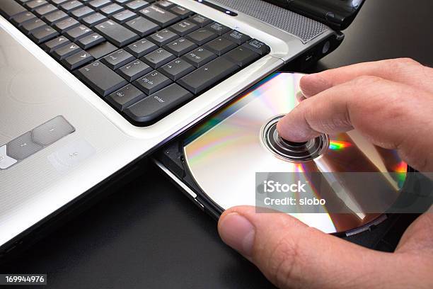 Beladen Disk In Laptopcomputer Stockfoto und mehr Bilder von Aufnahme von unten - Aufnahme von unten, Beladen, CD