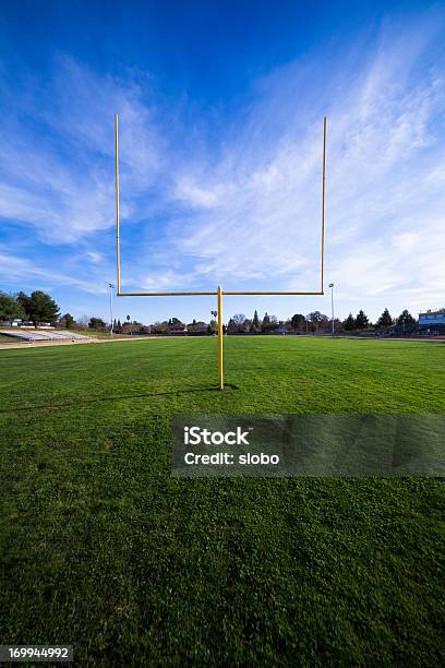 Photo libre de droit de Terrain De Football Américain banque d'images et plus d'images libres de droit de Niveau collège-lycée - Niveau collège-lycée, Terrain de football américain, Football américain