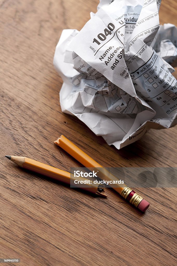 세금 Frustration - 1040 양식 및 브로컨 연필 - 로열티 프리 깨짐 스톡 사진