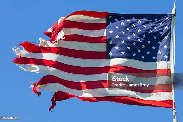 Bandiera Americana Strappata Ancora Volare Gratis E Fieri - Fotografie stock e altre immagini di Lacerato